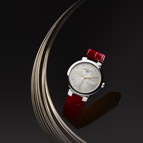 Dámské hodinky z kolekce Tambrour Slim - Monogram Flower

Strojek Quartz, safírové sklíčko s antireflexní povrchovou úpravou, vodotěsné do to 50 m, stříbřený kovový číselník se 60 kvítky Monogram Flower, 8 leštěných kabošonů a čtyři zlaté indexy s motivem Monogram Flower, zlatá hodinová a minutová ručička, vyměnitelný pásek – patentovaný systém Louis Vuitton 

Info o ceně v butiku
