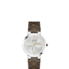 Dámské hodinky z kolekce Tambrour Slim - Monogram Flower

Strojek Quartz, safírové sklíčko s antireflexní povrchovou úpravou, vodotěsné do to 50 m, stříbřený kovový číselník se 60 kvítky Monogram Flower, 8 leštěných kabošonů a čtyři zlaté indexy s motivem Monogram Flower, zlatá hodinová a minutová ručička, vyměnitelný pásek – patentovaný systém Louis Vuitton 

Info o ceně v butiku
