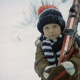 Jak vytrhnout velrybě stoličku (1977)

Vůbec první hlavní role Tomáše Holého, který se poté stal skutečnou dětskou hereckou hvězdou. Jak vytrhnout velrybě stoličku je prvním z dvojice filmů Marie Poledňákové, kde si titulní role zahráli kromě Tomáše Holého také František Němec a Jana Preissová. Osmiletý Vašek by chtěl mít "taky tátu, jako jiný kluci", a tak své mamince Anně stále shání nějaké nápadníky. Když ji přemluví, aby jeli v zimě na hory, setká se tam Vašek s Lubošem, náčelníkem horské služby, o němž později zjistíme, že je to jeho pravý táta (který podle maminky ale údajně zemřel při horolezecké výpravě na Annapurně). Ve filmu je ale možné všechno, a tak se Luboš s Annou dají dohromady a Vašek má konečně tatínka. Jestli jim to vydrží, se můžete dozvědět ve volném pokračování Jak dostat tatínka do polepšovny z roku 1978.
