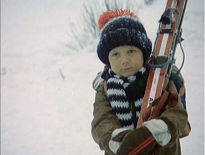 Jak vytrhnout velrybě stoličku (1977)

Vůbec první hlavní role Tomáše Holého, který se poté stal skutečnou dětskou hereckou hvězdou. Jak vytrhnout velrybě stoličku je prvním z dvojice filmů Marie Poledňákové, kde si titulní role zahráli kromě Tomáše Holého také František Němec a Jana Preissová. Osmiletý Vašek by chtěl mít "taky tátu, jako jiný kluci", a tak své mamince Anně stále shání nějaké nápadníky. Když ji přemluví, aby jeli v zimě na hory, setká se tam Vašek s Lubošem, náčelníkem horské služby, o němž později zjistíme, že je to jeho pravý táta (který podle maminky ale údajně zemřel při horolezecké výpravě na Annapurně). Ve filmu je ale možné všechno, a tak se Luboš s Annou dají dohromady a Vašek má konečně tatínka. Jestli jim to vydrží, se můžete dozvědět ve volném pokračování Jak dostat tatínka do polepšovny z roku 1978.
