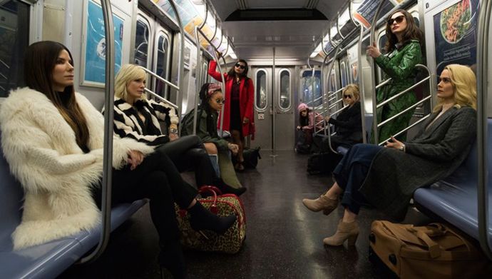 Debbie a její parťačky (Ocean's 8)

Jeden z nejočekávanějších snímků roku má skutečně hvězdné obsazení. Uvidíme v něm Rihannu, Cate Blanchett, Dakotu Fanning, Anne Hathaway, Helenu Bonham Carter, Karie Holmes, Matta Damona a mnoho dalších hvězd současné filmové i hudební scény. Ti všichni se budou pod vedením Sandy Bullock v roli Debbie Ocean podílet na loupeži během plesu Met Gala. Filmu se v našich kinech dočkáme v červnu.
