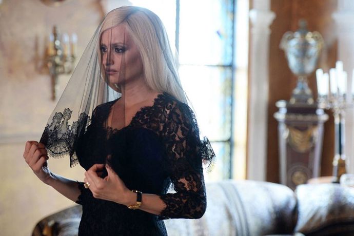 American Crime Story

Populární seriál American Crime Story chystá jednu z nejočekávanějších epizod. Bude se týkat vraždy světově známého módního návrháře Gianni Versaceho, kterého ztvární venezuelský herec Édgar Ramírez. V roli jeho sestry Donatelly uvidíme Penélope Cruz, Gianniho dlouholetého partnera Antonia D'Amica si zahraje Ricky Martin a v roli vraha Andrewa Cunanana se představí Darren Criss.
