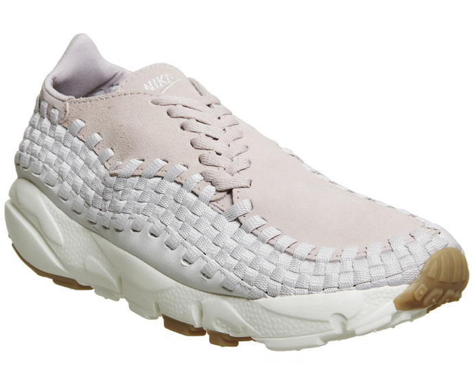 1. Dad Shoes/ neboli ugly shoes
Tenisky, které byste před dvěma lety nedali dobrovolně na nohy, nyní dobývají svět i přehlídková mola. Pod heslem: čím horší, tím lepší!
Nike WMNS AIr, prodává Footshop.cz, 4290 Kč
1. Dad Shoes/ neboli ugly shoes
Tenisky, které byste před dvěma lety nedali dobrovolně na nohy, nyní dobývají svět i přehlídková mola. Pod heslem: čím horší, tím lepší!
Nike WMNS AIr, prodává Footshop.cz, 4290 Kč