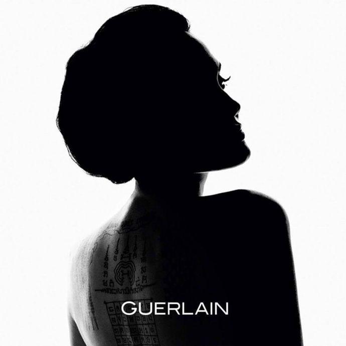 Angelina Jolie pro vůně Guerlain
Celý plat, který za tuto kampaň Angelina dostala, věnovala na charitu.
Angelina Jolie pro vůně Guerlain
Celý plat, který za tuto kampaň Angelina dostala, věnovala na charitu.
