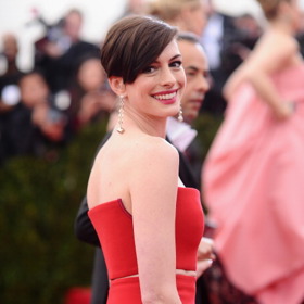Anne Hathaway
Anne Hathaway není sice vegankou, ale když hrála ve filmu Alenka v říši divů postavu Bílé královny, vystavěla její charakter na lásce pro všechno, co je rostlinného původu. "Když jsem se snažila ji ztvárnit, pořád jsem si říkala 'je to punkrocková veganská pacifistka'. Takže jsem hodně poslouchala Blondie, dívala se na filmy s Gretou Garbo a prohlížela si umělecká díla Dana Flavina.
Anne Hathaway
Anne Hathaway není sice vegankou, ale když hrála ve filmu Alenka v říši divů postavu Bílé královny, vystavěla její charakter na lásce pro všechno, co je rostlinného původu. "Když jsem se snažila ji ztvárnit, pořád jsem si říkala 'je to punkrocková veganská pacifistka'. Takže jsem hodně poslouchala Blondie, dívala se na filmy s Gretou Garbo a prohlížela si umělecká díla Dana Flavina.