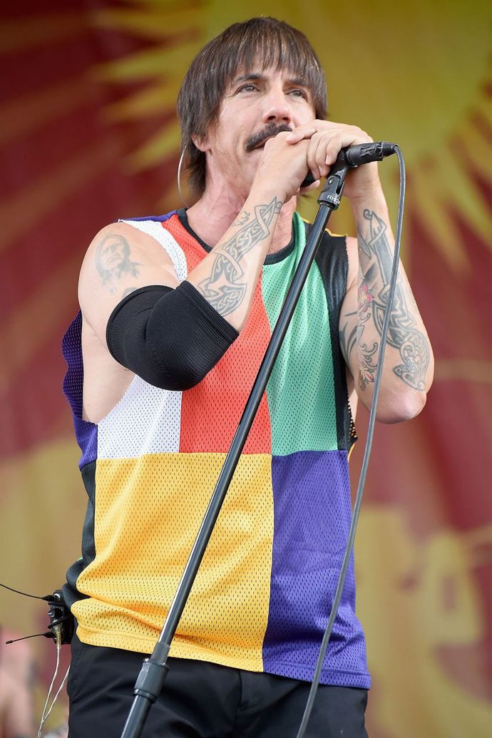 Anthony Kiedis
Zpěvák kapely Red Hot Chilli Peppers má ve svém srdci pro zvířata hodně místa. Poté, co se dozvěděl, že lidé loví z moří až moc velké množství ryb, se rozhodl stát se veganem. Kromě ryb ho přesvědčil také dokument o chovu hovězího dobytka.
Anthony Kiedis
Zpěvák kapely Red Hot Chilli Peppers má ve svém srdci pro zvířata hodně místa. Poté, co se dozvěděl, že lidé loví z moří až moc velké množství ryb, se rozhodl stát se veganem. Kromě ryb ho přesvědčil také dokument o chovu hovězího dobytka.