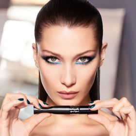 Bella Hadid pro Dior
Tahle reklama na řasenku Diorshow Pump & Volume se zaměřená samozřejmě hlavně na Belliny oči. Zvyýrazňují je nejen extra dlouhé řasy, ale také stylové modré linky.
Bella Hadid pro Dior
Tahle reklama na řasenku Diorshow Pump & Volume se zaměřená samozřejmě hlavně na Belliny oči. Zvyýrazňují je nejen extra dlouhé řasy, ale také stylové modré linky.