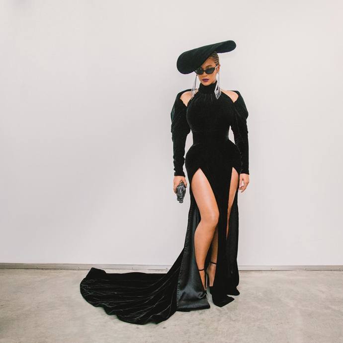 Beyoncé vsadila na černou a výrazné doplňky. 
