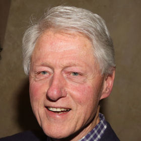 Bill Clinton
Bývalý americký prezident změnil stravu ze živočišné na rostlinnou kvůli zdravotním problémům. Shodil díky tomu 11 kilo.
Bill Clinton
Bývalý americký prezident změnil stravu ze živočišné na rostlinnou kvůli zdravotním problémům. Shodil díky tomu 11 kilo.