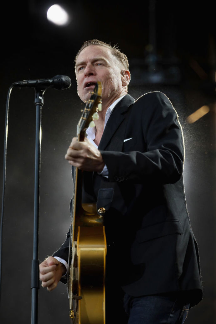 Bryan Adams
Kanadská rocková hvězda má dvě stránky svého života. Ta jedna je vytváření neskutečně silné atmosféry na stadionech a druhá vedení kampaní pro organizace Greenpeace a PETA. "Udělal jsem uvědomělé rozhodnutí nebýt součástí cyklu zabíjení zvířat, protože jsem neviděl smysl v tom podporovat Greenpeace a potom sníst rybu. Opravdu platí koho chleba jíš, toho píseň zpívej."
Bryan Adams
Kanadská rocková hvězda má dvě stránky svého života. Ta jedna je vytváření neskutečně silné atmosféry na stadionech a druhá vedení kampaní pro organizace Greenpeace a PETA. "Udělal jsem uvědomělé rozhodnutí nebýt součástí cyklu zabíjení zvířat, protože jsem neviděl smysl v tom podporovat Greenpeace a potom sníst rybu. Opravdu platí koho chleba jíš, toho píseň zpívej."