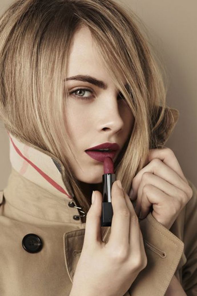 Cara Delevingne pro Burberry
V reklamě na rtěnku Velvet Lips od Burberry je Cara jinak nalíčená jednoduše, aby právě tato výrazná rtěnka mohla vyniknout.
Cara Delevingne pro Burberry
V reklamě na rtěnku Velvet Lips od Burberry je Cara jinak nalíčená jednoduše, aby právě tato výrazná rtěnka mohla vyniknout.