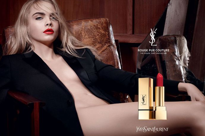 Cara Delevingne pro Yves Saint Laurent
Myšlenkou této kampaně je, že pokud máte na rtech rtěnku Yves Saint Laurent Beauté Rouge Pur Couture, nic jiného už na sobě nepotřebujete. Proto má Cara už jenom černé sako.
Cara Delevingne pro Yves Saint Laurent
Myšlenkou této kampaně je, že pokud máte na rtech rtěnku Yves Saint Laurent Beauté Rouge Pur Couture, nic jiného už na sobě nepotřebujete. Proto má Cara už jenom černé sako.