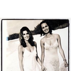 Cindy Crawford & Rande Gerber

Svatba se odehrála v květnu 1998 a Cindy měla na sobě šaty od Johna Galliana. Na svatbě nemohla chybět kamarádka Gail Elliott.
