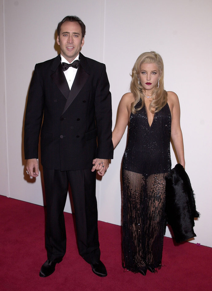 Nicolas Cage a Lisa Marie Presley - 3 měsíce

Nicolas Cage si vzal dceru Elvise Presleyho tajně na Havaji v roce 2002. Byl zřejmě zaslepený láskou. Ne láskou k Lise, ale k Elvisovi a jeho hudbě. A tak po třech měsících požádali o rozvod. Oba uvedli, že svatba byla jeden velký omyl a že kvůli nepřekonatelným rozdílům spolu nemohou žít.
