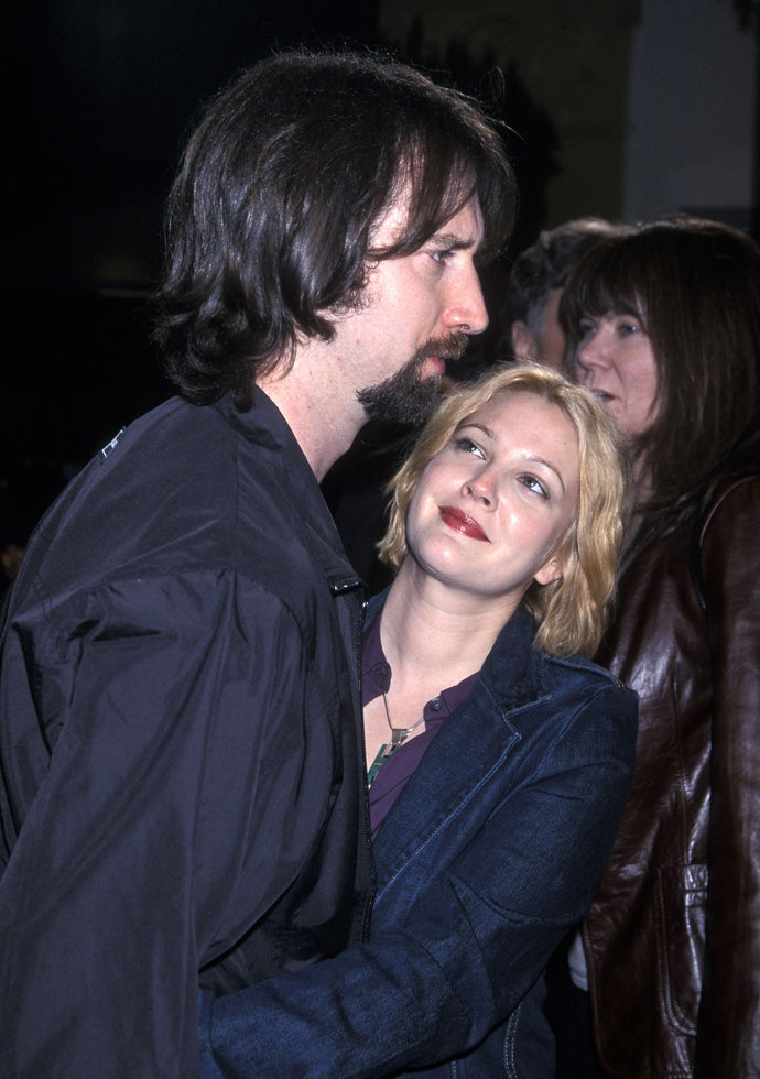 Drew Barrymore a Tom Green - 9 měsíců

Přestože při rozvodu oba uvedli, že se moc milují, přejí si hodně štěstí a chtějí zůstat přáteli, jejich okolí už před svatbou předpovídalo rychlý konec manželství. Prý se k sobě nehodili.
