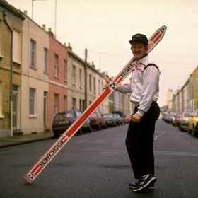 Orel Eddie (Eddie the Eagle, 2016)

Film v hlavních rolích s Hughem Jackmanem a Taronem Egertonem je natočený podle skutečného příběhu Michaela Edwardse. Ten si zamanul, že se stane olympionikem za Velkou Británii a je celkem jedno, v jakém sportu. Vyzkouší atletiku i sjezdové lyžování, ale nic z toho nevypadá nadějně. Až si vymyslí, že skoky na lyžích pro něj budou to pravé, zejména kvůli tomu, že v tomto sportu Velká Británie žádného zástupce nemá. Pustí se do toho po hlavě a vyrazí rovnou do Alp, kde vyzkouší několik skoků sám a ty samozřejmě skončí bolestivými pády. Když se ale setká s bývalým skokanem na lyžích a nyní údržbářem zimního střediska Bronsonem Pearym, jeho vysněná sportovní kariéra se přece jen zdá o něco blíž.
