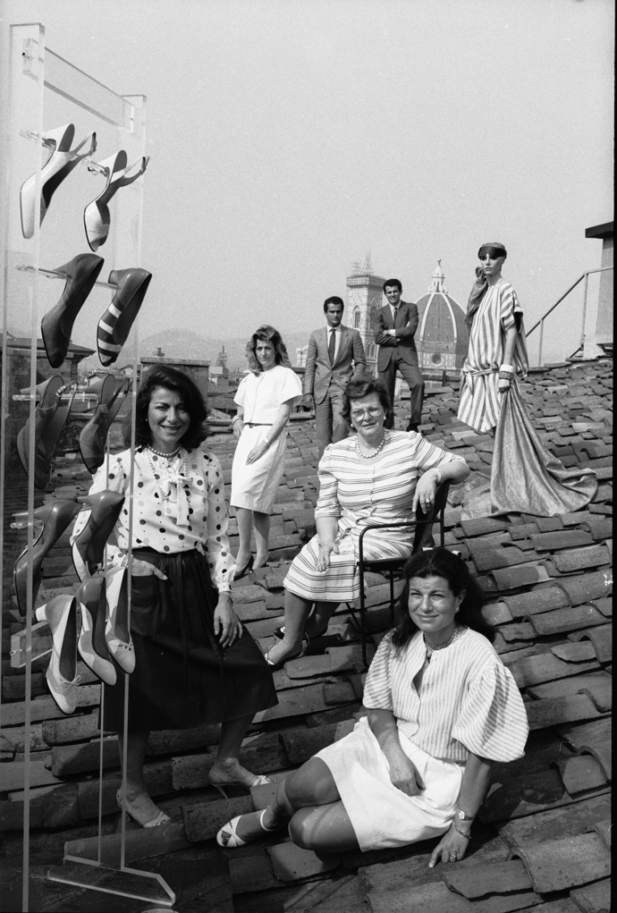 11. Ferragamo zemřel v roce 1960. Svůj odkaz zanechal manželce Wandě a šesti dětem. 


Foto: Rodina Ferragamo na střeše Palazzo Spini Feroni. Vpředu, zprava doleva: Fiamma, Wanda (vdova po Salvatoru Ferragamovi) a Fulvia. Vzadu, zleva doprava: Giovanna, Leonardo, Ferruccio a modelka. 
