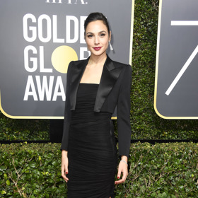 Gal Gadot doplnila svůj look náušnicemi a diamantovým náramkem od značky Tiffany.
