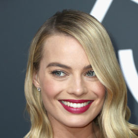 Margot Robbie vsadila na Tiffany náušnice.
