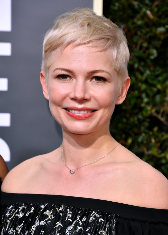 Michelle Williams měla na krku řetízek z bílého zlata s diamantovým přívěskem značky Louis Vuitton.
