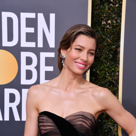 Jessica Biel zvolila diamantové náušnice, dva diamantové náramky a diamantové prsteny z bílého zlata. Vše od značky Bulgari.
