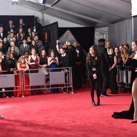 Rita Ora pózuje fotografům.
