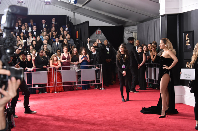 Rita Ora pózuje fotografům.
