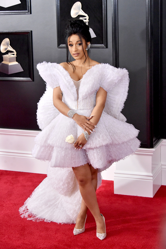 Zpěvačka Cardi B v šatech inspirovaných cukrovou vatou. 

 
