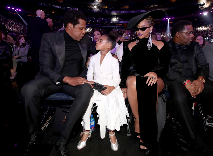 Jay-Z, Blue Ivy Carter, Beyoncé. 

Beyoncé se neprošla po červeném koberci. Se svou dcerou dorazila uprostřed večera. 
