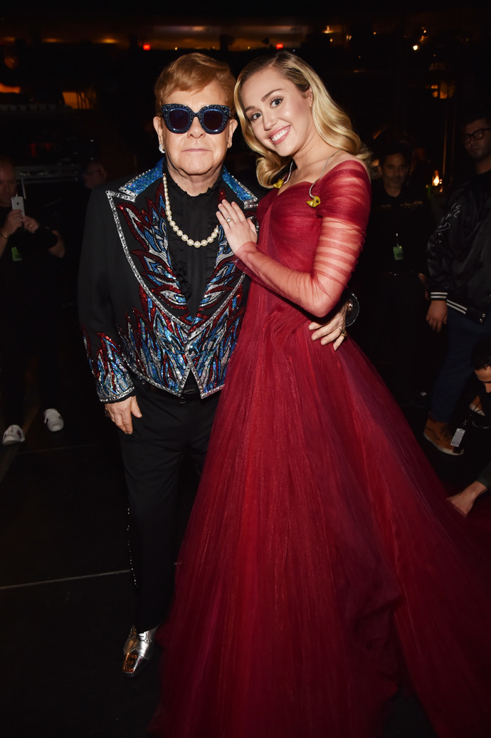 Elton John a Miley Cyrus, kerá se pro své vystoupení převlékla do rudé róby.
