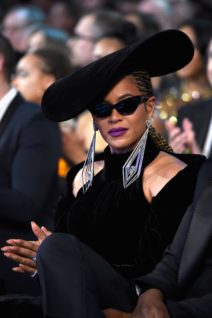 Beyoncé

Litujeme toho, kdo seděl přímo za ní... 
