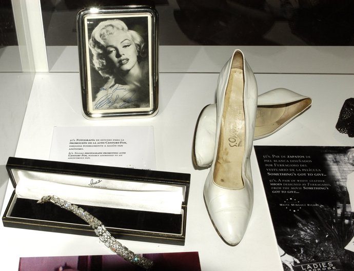 10. Do Itálie se vrátil s velkou slávou díky zákaznicím jako Marilyn Monroe a Eva Perón.

Foto: Bílé boty Salvatore Ferragamo navržené pro M.M.

Pozn.: Madonna, která ztvárnila Evu Perón v muzikálu Evita, si také nechává šít boty u Ferragama. 

 
