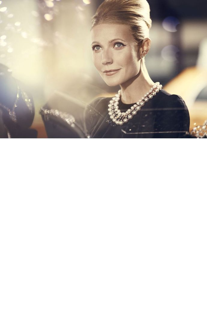 Gwyneth Paltrow pro Max Factor
Tato kampaň zobrazuje Gwyneth stylizovanou jednotlivých dekád druhé poloviny dvacátého století. Začínáme 50. lety, kde je Gwyneth trochu podobná Audrey Hepburn a fotce zkrátka dominuje ženskost.
Gwyneth Paltrow pro Max Factor
Tato kampaň zobrazuje Gwyneth stylizovanou jednotlivých dekád druhé poloviny dvacátého století. Začínáme 50. lety, kde je Gwyneth trochu podobná Audrey Hepburn a fotce zkrátka dominuje ženskost.