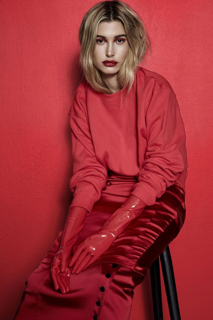 Hailey Baldwin pro ModelCo
Červený look Hailey sluší
Hailey Baldwin pro ModelCo
Červený look Hailey sluší