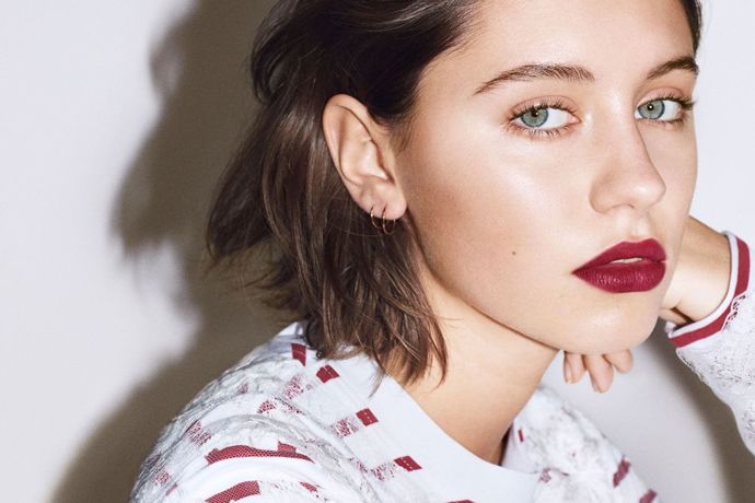 Iris Law pro Burberry Beauty
Iris se nově stala ambasadorkou pro Burberry Beauty a tohle je její první celosvětová reklamní kampaň. Rtěnka se jmenuje Liquid Lip Velvet a fotografie byly nafoceny v Londýně.
Iris Law pro Burberry Beauty
Iris se nově stala ambasadorkou pro Burberry Beauty a tohle je její první celosvětová reklamní kampaň. Rtěnka se jmenuje Liquid Lip Velvet a fotografie byly nafoceny v Londýně.