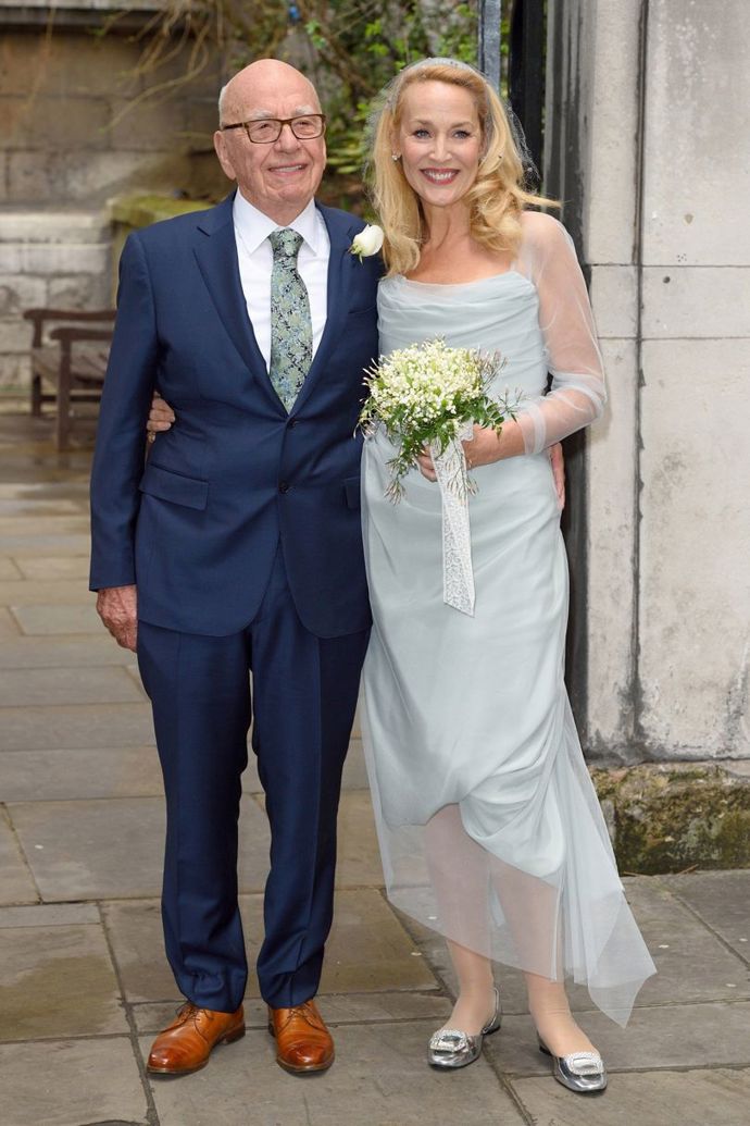 Jerry Hall & Rupert Murdoch

Jerry Hall, jejíž předchozí manžel byl zpěvák kapely Rolling Stones Mick Jagger, se za amerického mediálního magnáta a miliardáře Ruperta Murdocha vdala 5. března 2016. Měla na sobě šaty od Vivienne Westwood a boty od Rogera Viviera. Brali se v kostele St. Brides v Londýně.
