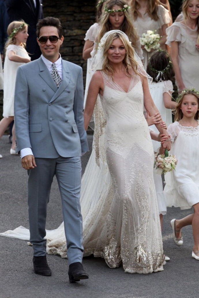 Kate Moss & Jamie Hince

Kate Moss si kytaristu a zpěváka Jamieho Hince brala 1. července 2011 ve vesnici Southrop v Gloucesteru v šatech pro ni šitých na zakázku od Johna Galliana. Bohužel se v roce 2015 rozešli.
