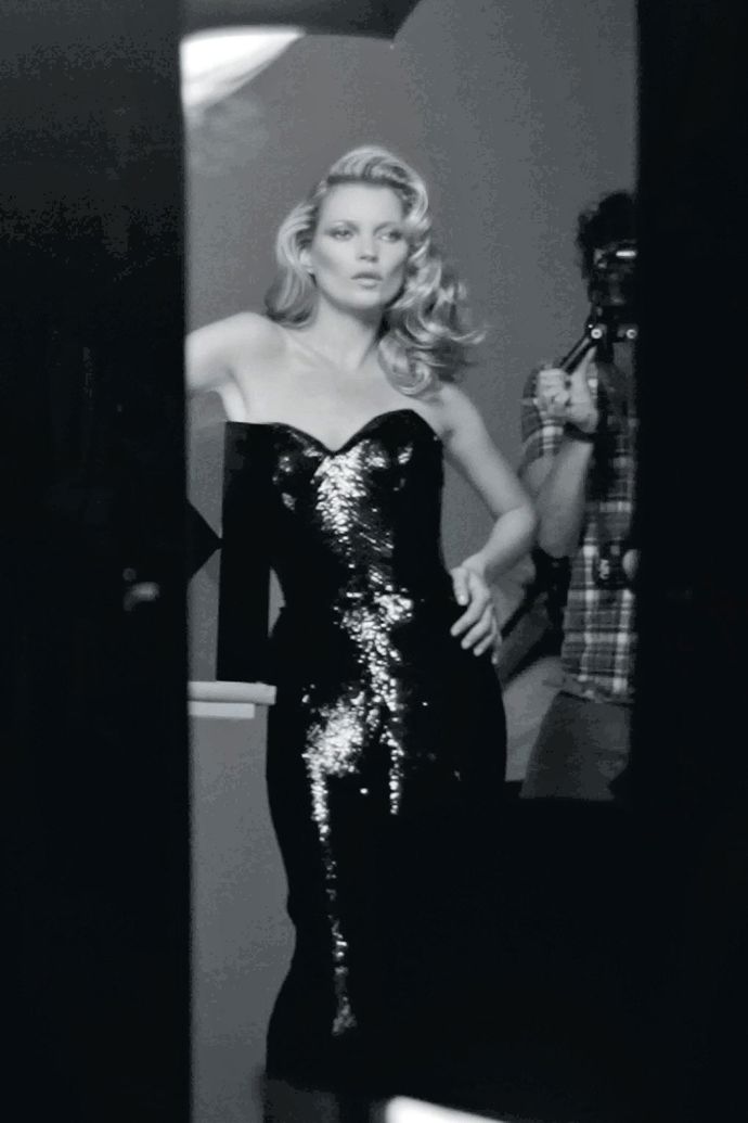 Kate Moss pro Kérastase
Luxusní retro lokny à la Marilyn Monroe a kouzlo osobnosti Kate Moss, to je kampaň pro vlasovou kosmetiku Kérastase.
Kate Moss pro Kérastase
Luxusní retro lokny à la Marilyn Monroe a kouzlo osobnosti Kate Moss, to je kampaň pro vlasovou kosmetiku Kérastase.
