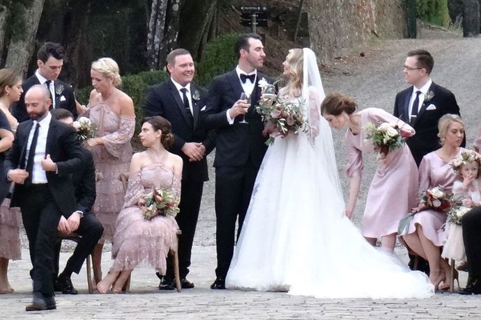 Kate Upton & Justin Verlander

Kate Upton se za nadhazovače baseballového týmu Detroit Tigers Justina Verlandera provdala minulý rok v listopadu. Jejich svatba se odehrála v resortu Rosewood Castiglion Del Bosco v italském Toskánsku. Kate měla na sobě volánkové šaty s krajkovanými rukávy a dlouhý závoj, který ladil k romantické náladě svatby.
