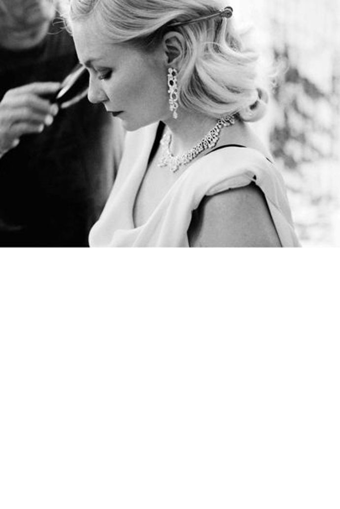 Kirsten Dunst pro Bvlgari
Kudrny, kouřové stíny a tmavé rty vytvořily Kirsten úžasný look pro kampaň k vůním Jasmin Noir a Mon Jasmin Noir L’Elixirs.
Kirsten Dunst pro Bvlgari
Kudrny, kouřové stíny a tmavé rty vytvořily Kirsten úžasný look pro kampaň k vůním Jasmin Noir a Mon Jasmin Noir L’Elixirs.