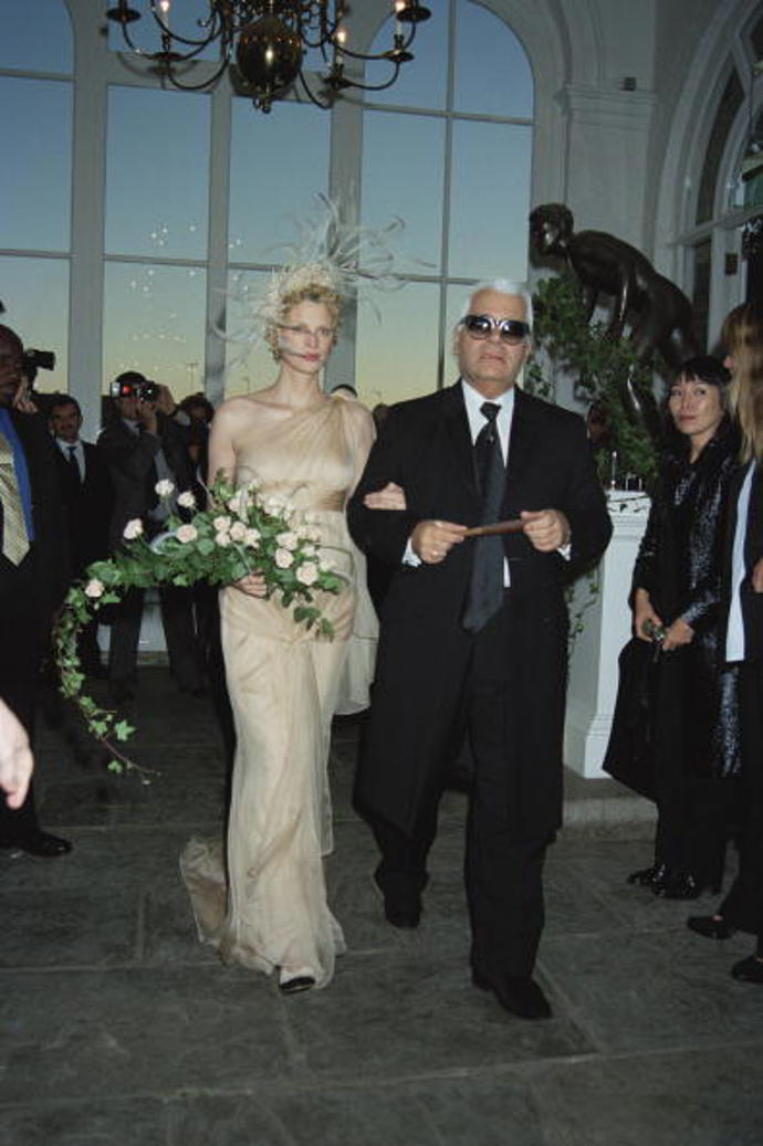 Kristen McMenamy & Miles Aldridge

Kristen se na svatbu s fotografem Milesem Aldridgem oblékla do zakázkových šatů od Karla Lagerfelda. Brali se 22. října 1997 v londýnských Kensingtonských zahradách v tamní oranžérii.
