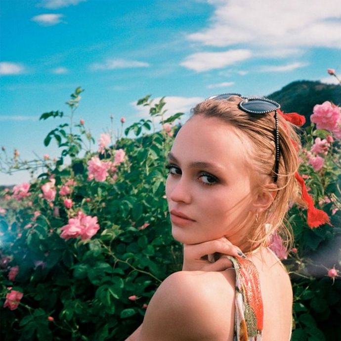 Lily Rose Depp pro Chanel
Jako by z oka vypadla své matce Vanesse Paradis, Lily v téhle kampani k vůni Chanel No.5 vypadá zkrátka úžasně.
Lily Rose Depp pro Chanel
Jako by z oka vypadla své matce Vanesse Paradis, Lily v téhle kampani k vůni Chanel No.5 vypadá zkrátka úžasně.
