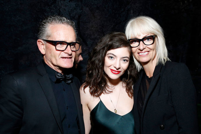 Lorde se svým otcem Vicem O'Connorem a matkou Sonjou Yelich

Zpěvačka Lorde vyrazila na afterparty se svými neméně slavnými rodiči.
