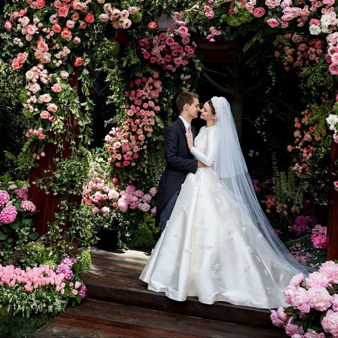 Miranda Kerr & Evan Spiegel

Miranda Kerr si zakladatele Snapchatu Evana Spiegela brala v květnu minulého roku v šatech od Diora, které navrhla Maria Grazia Chiuri. Šaty jsou inspirované těmi, jež měla Grace Kelly při své svatbě s monackým knížetem v roce 1956.
