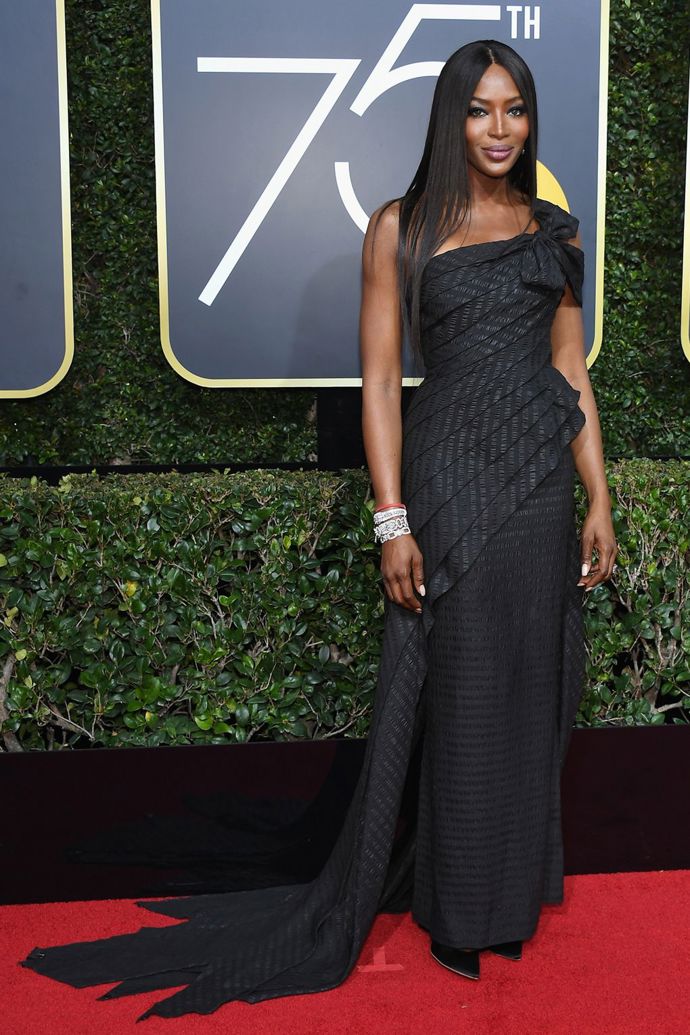 Naomi Campbell v šatech od Jean-Paul Gaultiera a špercích Neil Lane
