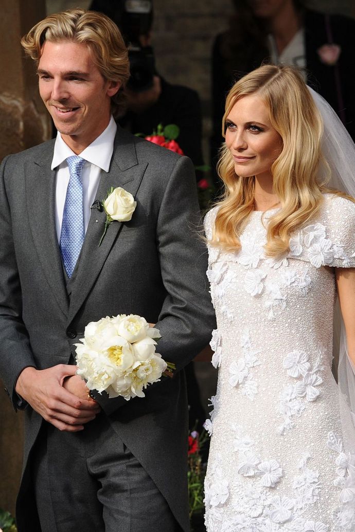 Poppy Delevingne & James Cook

Sestra Cary Delevingne si brala Jamese Cooka v katedrále svatého Pavla v Londýně 16. května 2015. Hostina se poté odehrála v zahradách Kensingtonského paláce. Poppy měla na sobě šaty Chanel Couture.
