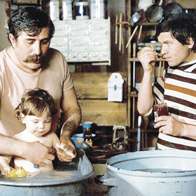 S tebou mě baví svět (1982)

Další česká klasika od Marie Poledňákové, která srší laskavým humorem a určitě si z ní vybavíte několik typických hlášek. Na expedici Ydykseb vyráží každoročně tři kamarádi (Július Satinský, Václav Postránecký a Pavel Novotný). Tentokrát se však jejich manželky (Jana Šulcová, Eliška Balzerová a Zdena Studenková) rozhodnou, že si doma udělají dámskou jízdu a pošlou na hory kromě svých manželů také děti. Zprvu z toho pánové nadšení nejsou, ale nakonec se expedice přece jen uskuteční a přinese snad ještě více zábavy než v původním složení.
