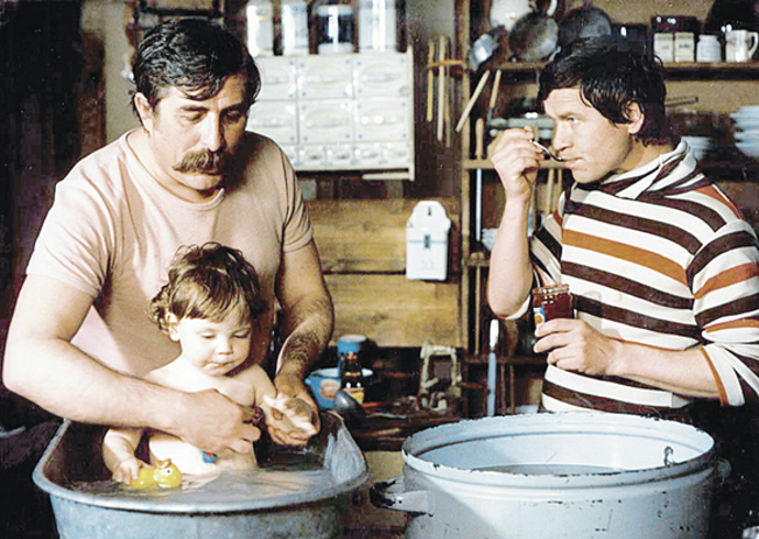 S tebou mě baví svět (1982)

Další česká klasika od Marie Poledňákové, která srší laskavým humorem a určitě si z ní vybavíte několik typických hlášek. Na expedici Ydykseb vyráží každoročně tři kamarádi (Július Satinský, Václav Postránecký a Pavel Novotný). Tentokrát se však jejich manželky (Jana Šulcová, Eliška Balzerová a Zdena Studenková) rozhodnou, že si doma udělají dámskou jízdu a pošlou na hory kromě svých manželů také děti. Zprvu z toho pánové nadšení nejsou, ale nakonec se expedice přece jen uskuteční a přinese snad ještě více zábavy než v původním složení.
