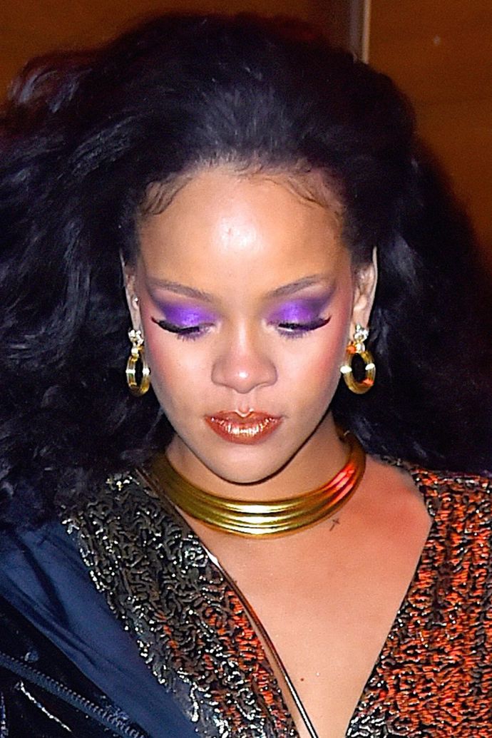 Na afterparty letošních Grammy dorazila Rihanna s fialovými stíny a divokým účesem.
Na afterparty letošních Grammy dorazila Rihanna s fialovými stíny a divokým účesem.