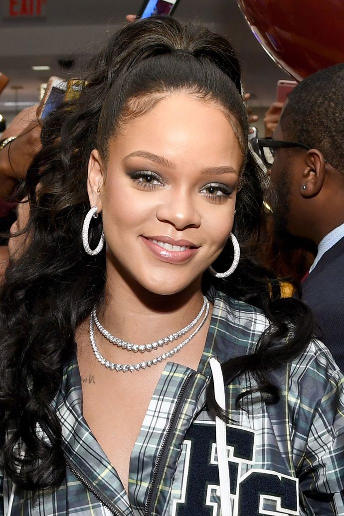 Na uvedení podzimní/zimní kolekce své značky Fenty Puma zvolila vysoko vyčesaný culík.
Na uvedení podzimní/zimní kolekce své značky Fenty Puma zvolila vysoko vyčesaný culík.